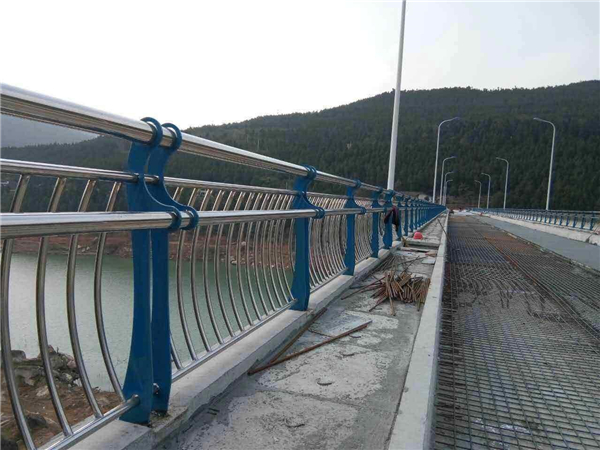 曲靖不锈钢桥梁护栏的特点及其在桥梁安全中的重要作用