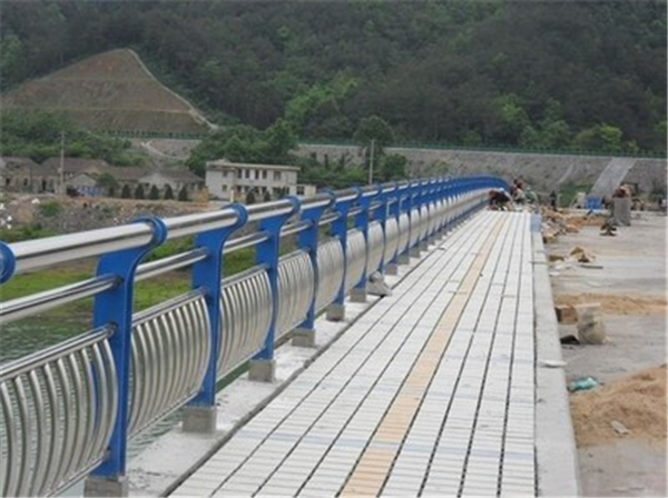 曲靖不锈钢桥梁护栏的特性及其在现代建筑中的应用